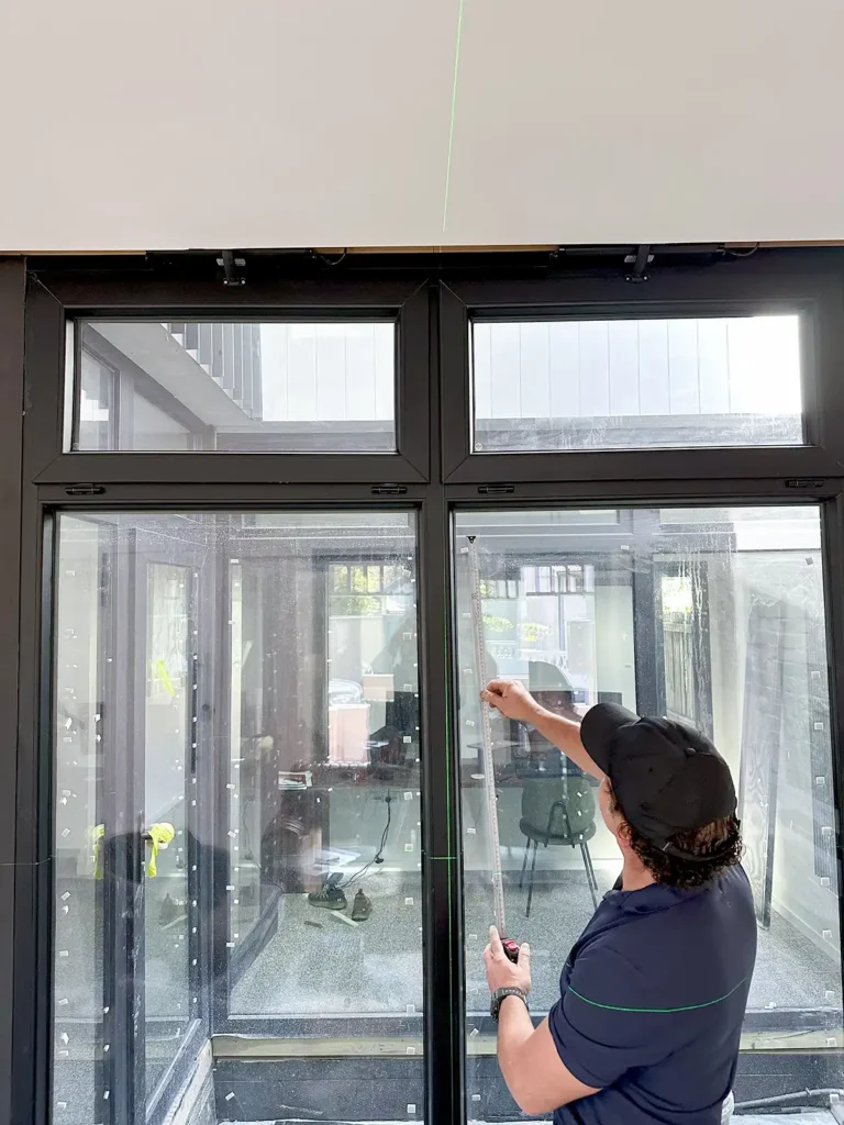 Clearly bowed mullion as a result of unsatisfactory reinforcement throughout the frame.